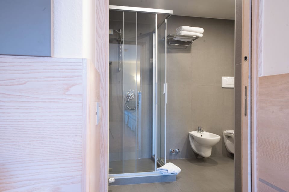 Junior Studio Suite | Bathroom | Free toiletries, hair dryer, bidet, towels