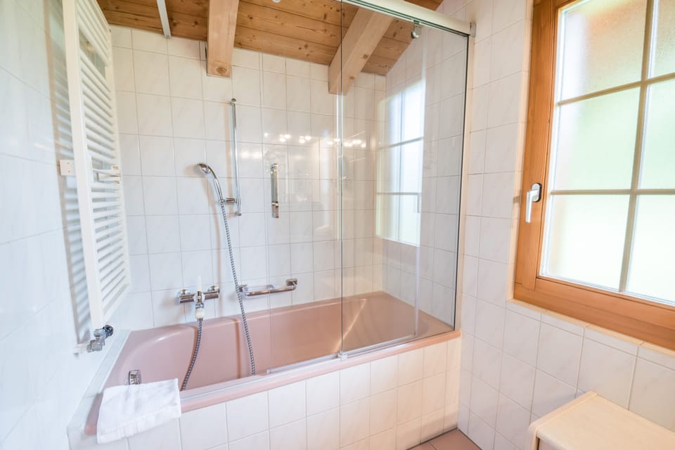 Doppelzimmer - Chalet | Bathroom | Free toiletries, hair dryer, towels