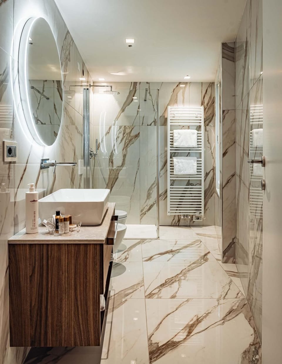 Junior Suite n.12 | Bathroom | Free toiletries, hair dryer, slippers, bidet