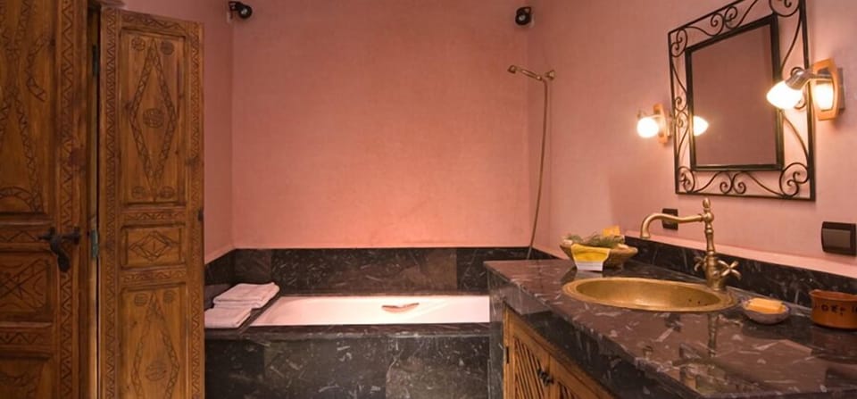 Combined shower/tub, hair dryer, towels