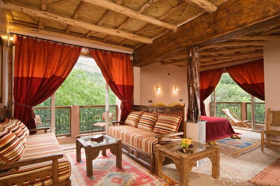 Deluxe Double Room | Living area | TV