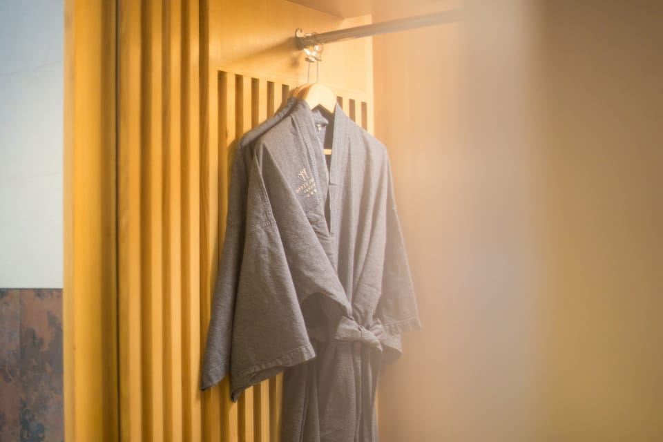 Deluxe Room | Minibar, in-room safe, blackout drapes, free cribs/infant beds