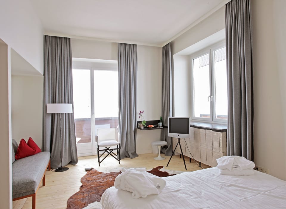 Premium bedding, desk, bed sheets