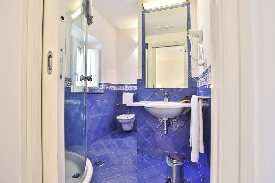 Shower, rainfall showerhead, free toiletries, hair dryer