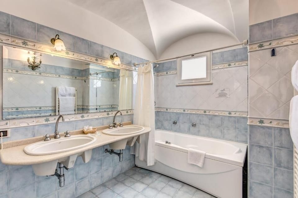 Junior Room, Sea View | Bathroom | Combined shower/tub, free toiletries, hair dryer, slippers