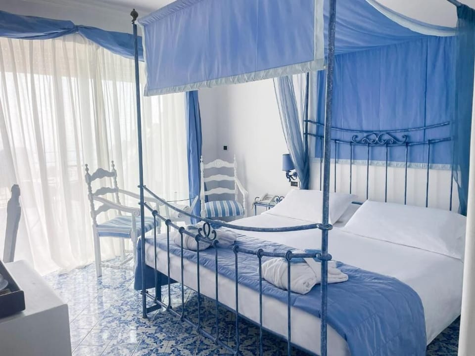 Deluxe Room, Sea View | Minibar, in-room safe, desk, laptop workspace