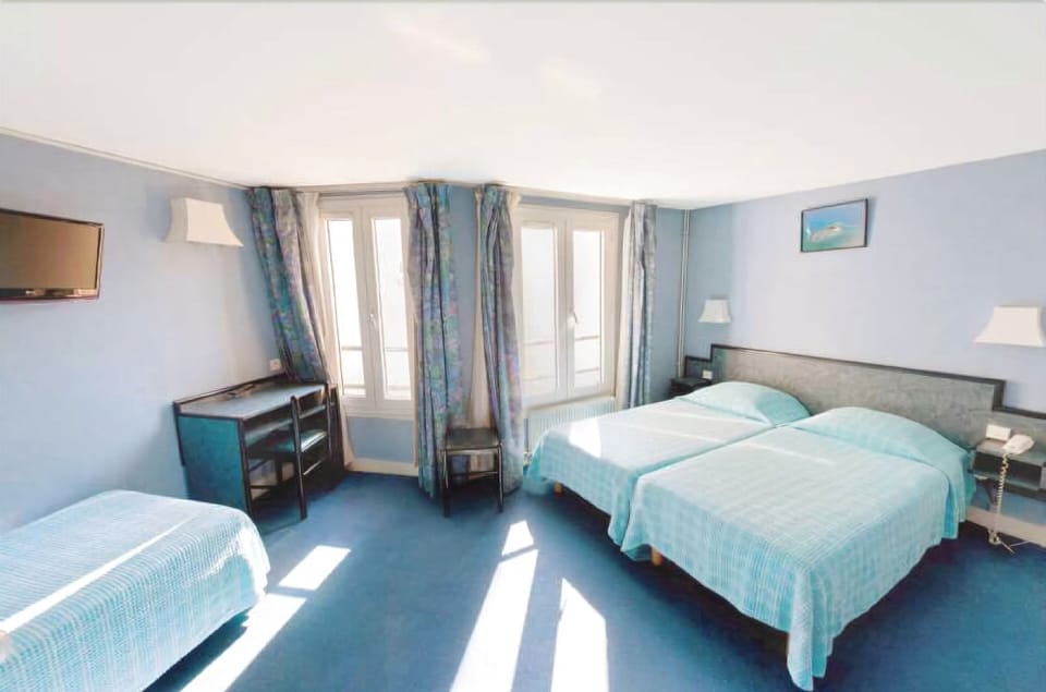 Triple Room | In-room safe, desk, soundproofing, free WiFi