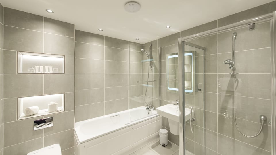 Superior Double or Twin Room | Bathroom | Combined shower/tub, free toiletries, slippers, towels