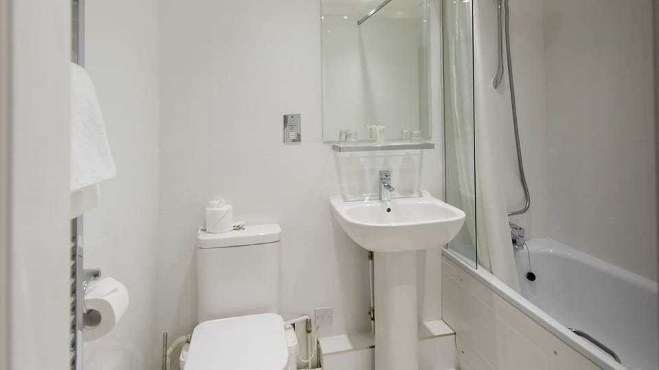 Combined shower/tub, free toiletries, slippers, towels