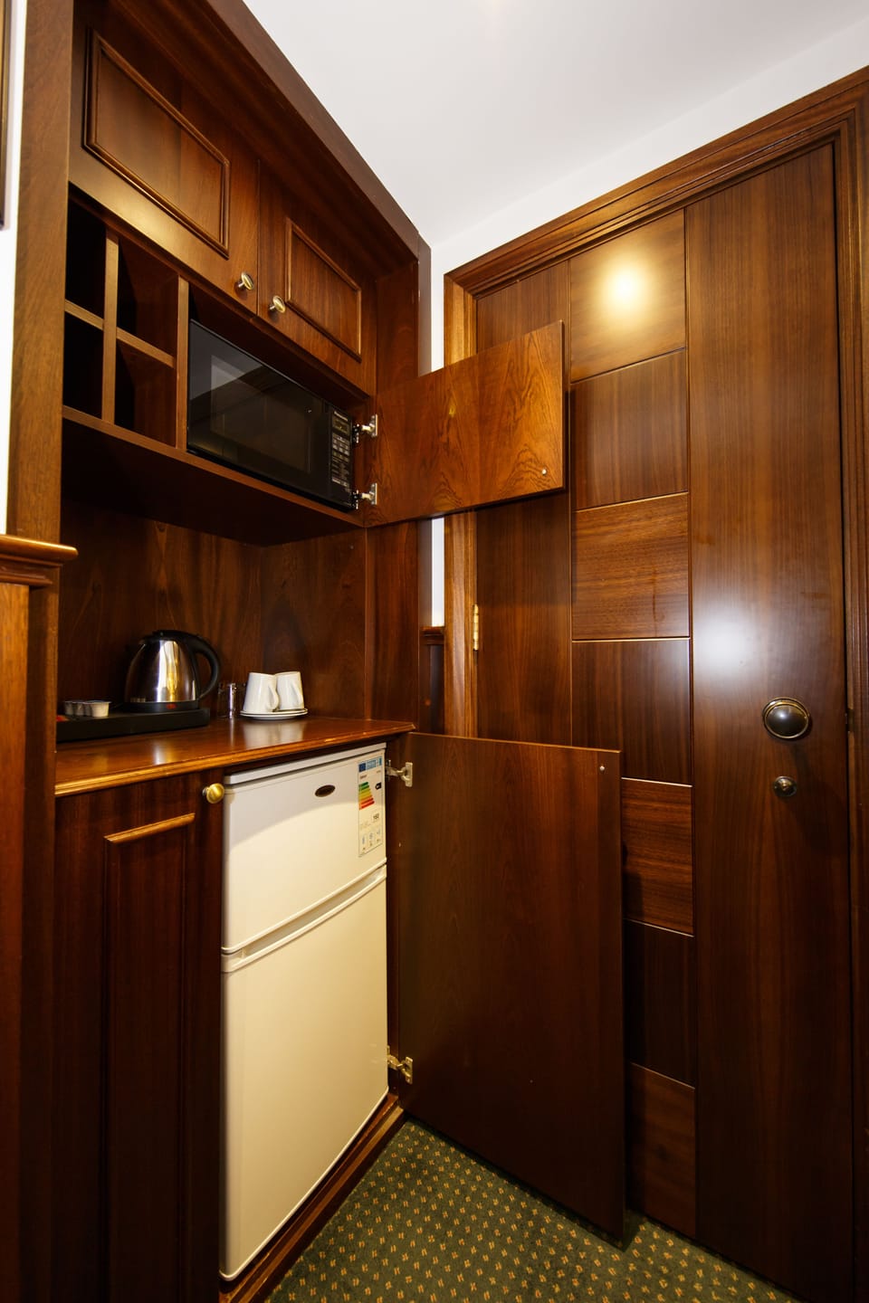 Superior Double Room (With Outside Shared Patio) | Private kitchenette | Fridge, microwave, coffee/tea maker, electric kettle