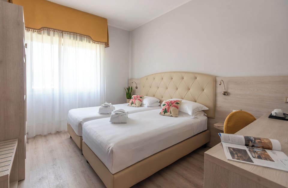 Comfort Twin Room | Minibar, in-room safe, desk, free cribs/infant beds