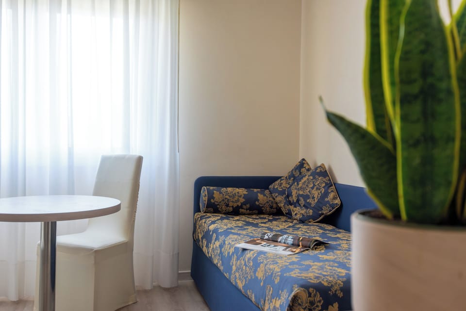 Executive Suite | Minibar, in-room safe, desk, WiFi (free)