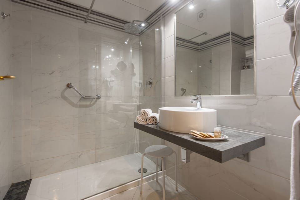Suite | Bathroom | Free toiletries, hair dryer, bidet, towels
