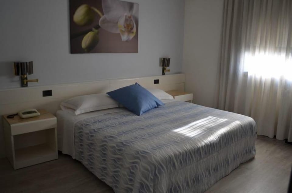 Double Room | Minibar, in-room safe, desk, soundproofing