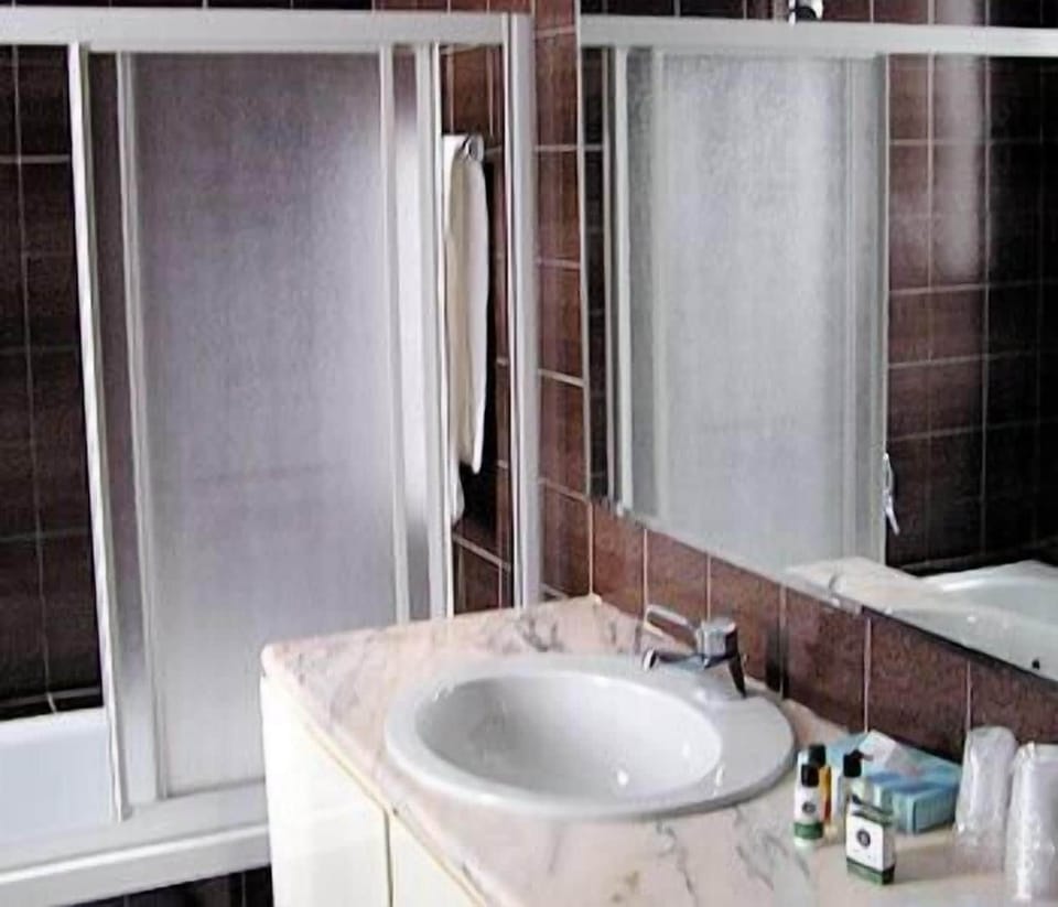 Double Room Single Use | Bathroom | Free toiletries, hair dryer, bidet, towels