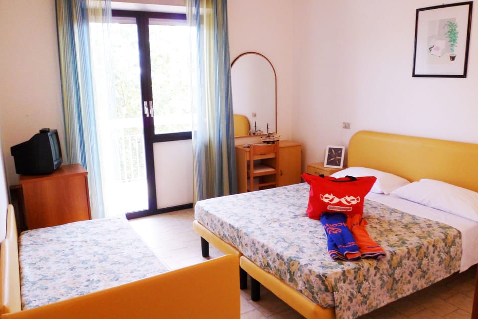 Economy Double Room | Minibar, in-room safe, desk, iron/ironing board