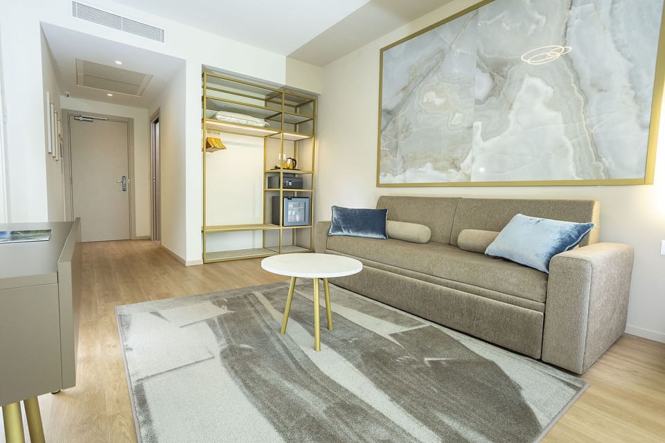 Suite | Minibar, in-room safe, desk, laptop workspace