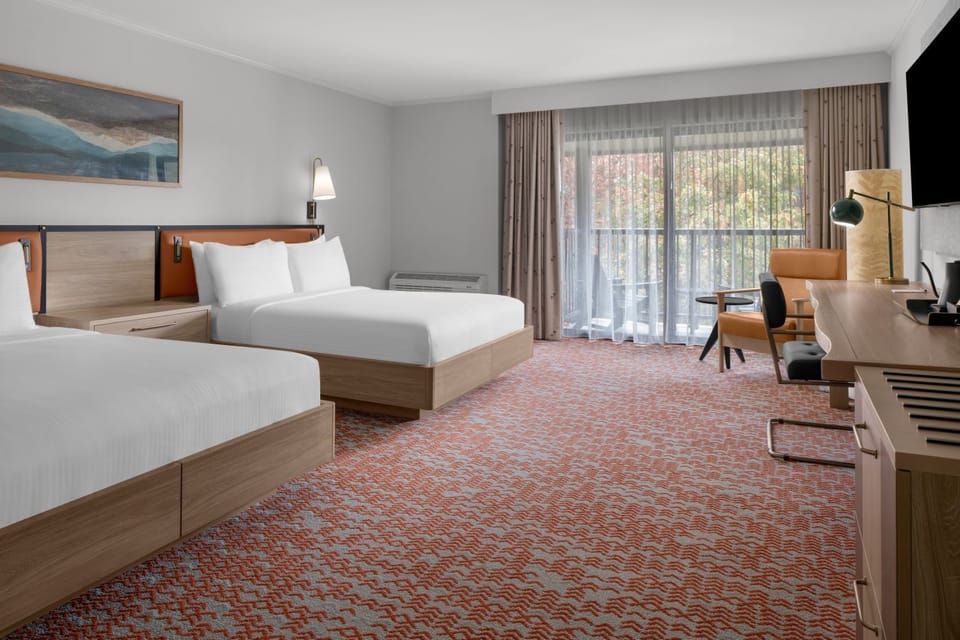 Premium bedding, in-room safe, desk, laptop workspace