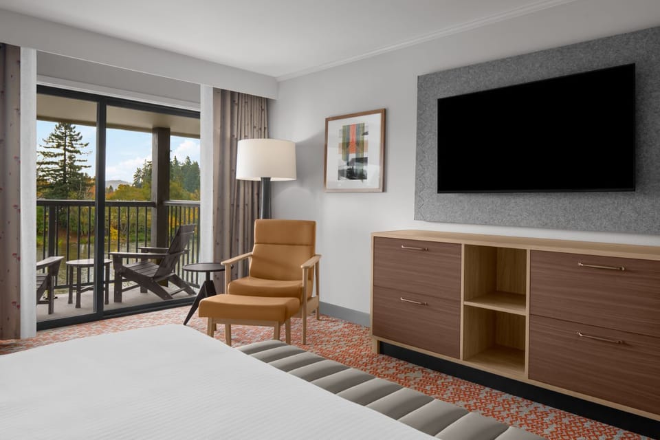 Premium bedding, in-room safe, desk, laptop workspace