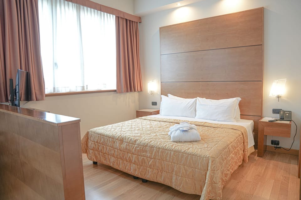 Executive Room | Premium bedding, minibar, in-room safe, desk