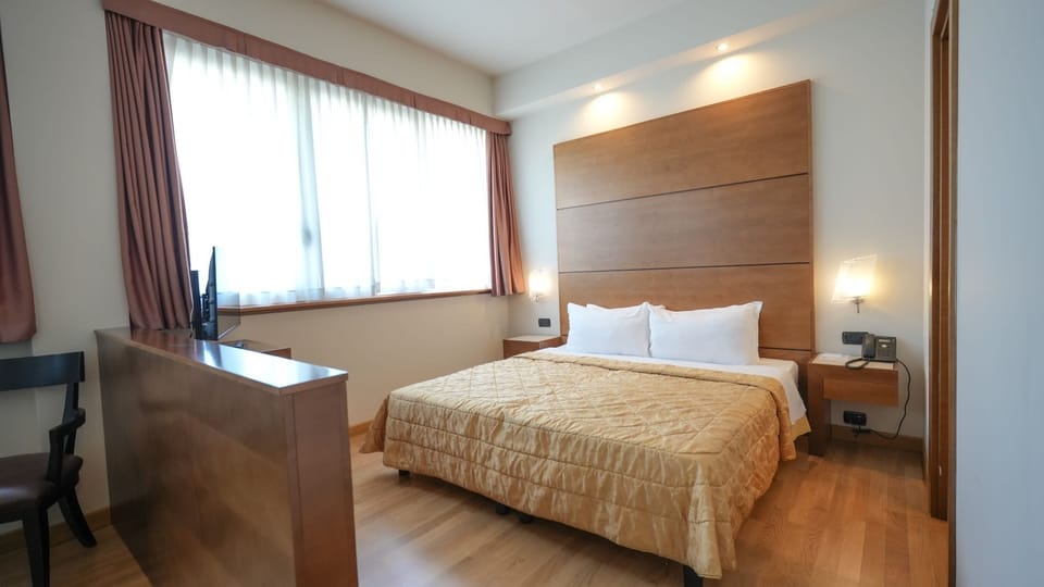 Executive Room | Premium bedding, minibar, in-room safe, desk