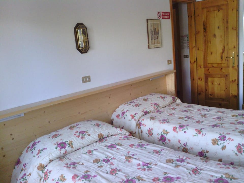 Desk, soundproofing, free cribs/infant beds, WiFi