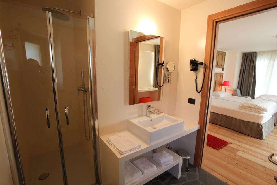 Deluxe Double Room, Balcony, Annex Building | Bathroom | Shower, free toiletries, hair dryer, bidet