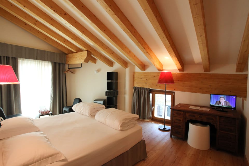 Comfort Double Room, Balcony, Annex Building | Minibar, in-room safe, individually decorated, desk