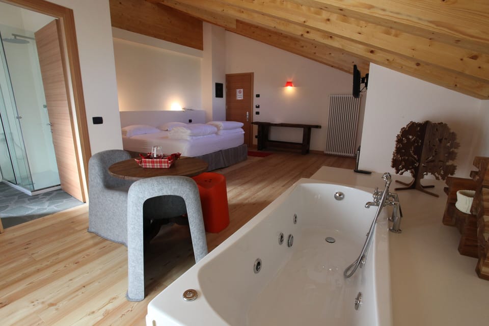 Comfort Double Room, Jetted Tub, Annex Building | Minibar, in-room safe, individually decorated, desk