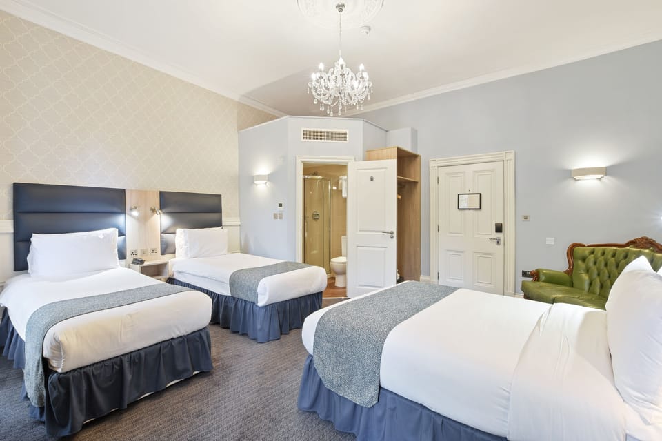Quadruple Room | In-room safe, desk, blackout drapes, soundproofing