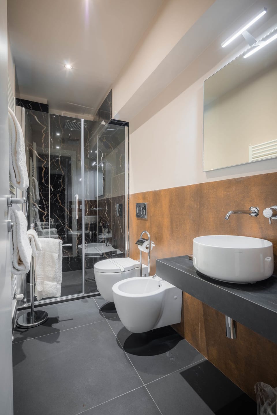 Apartment, 2 Bedrooms | Bathroom | Combined shower/tub, free toiletries, hair dryer, slippers