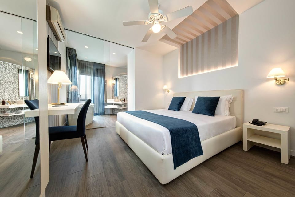 Premium Suite, Hot Tub, City View (Lettino da spiaggia incluso) | Hypo-allergenic bedding, down comforters, in-room safe, desk