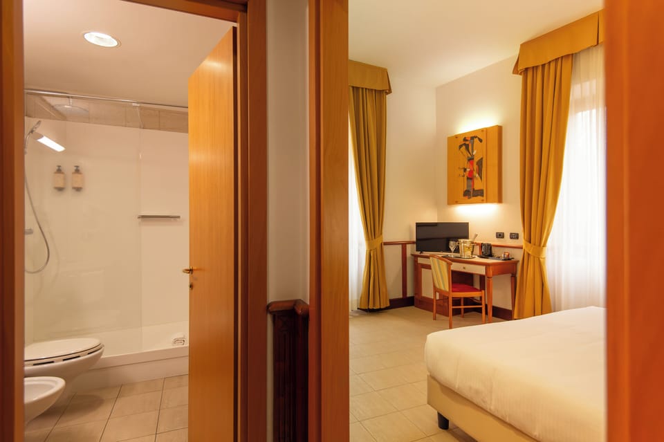 Standard Double Room | Minibar, in-room safe, blackout drapes, soundproofing