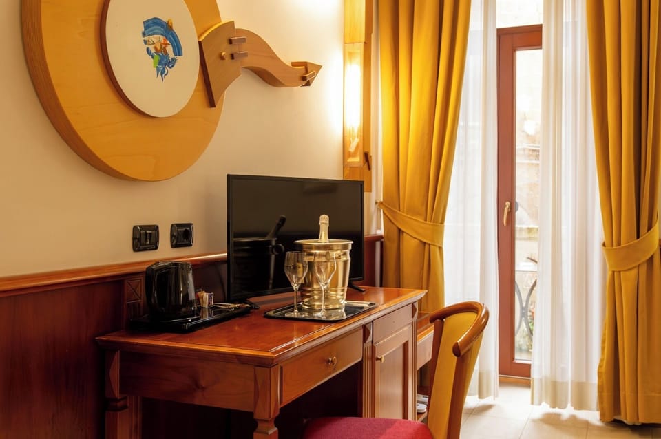Executive Room | Minibar, in-room safe, desk, blackout drapes