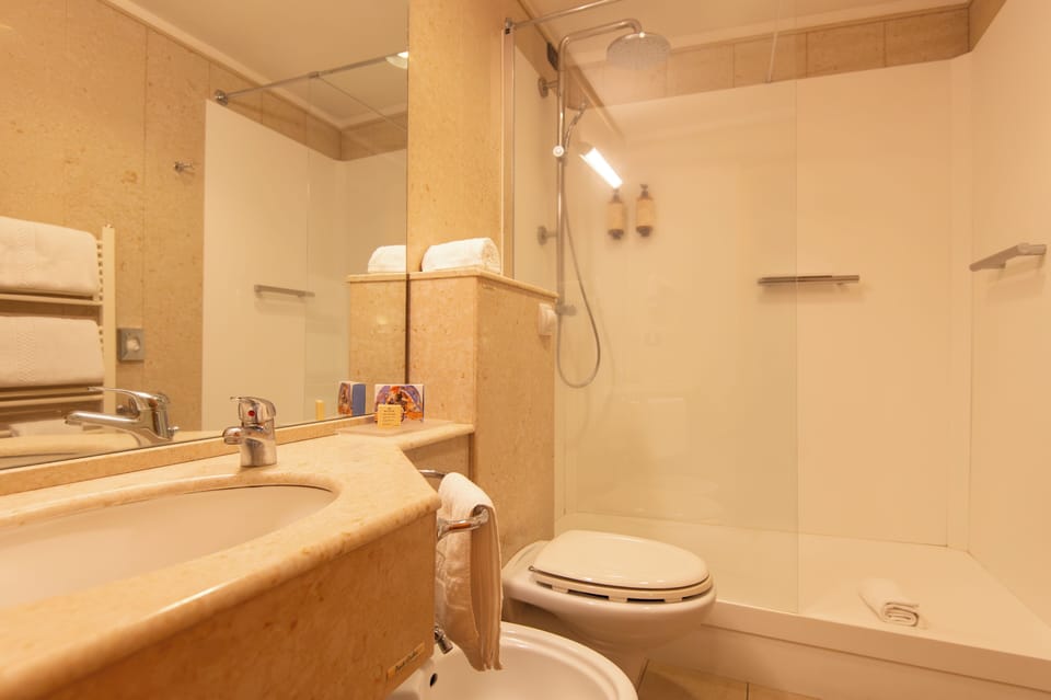 Standard Double Room | Bathroom | Combined shower/tub, rainfall showerhead, designer toiletries