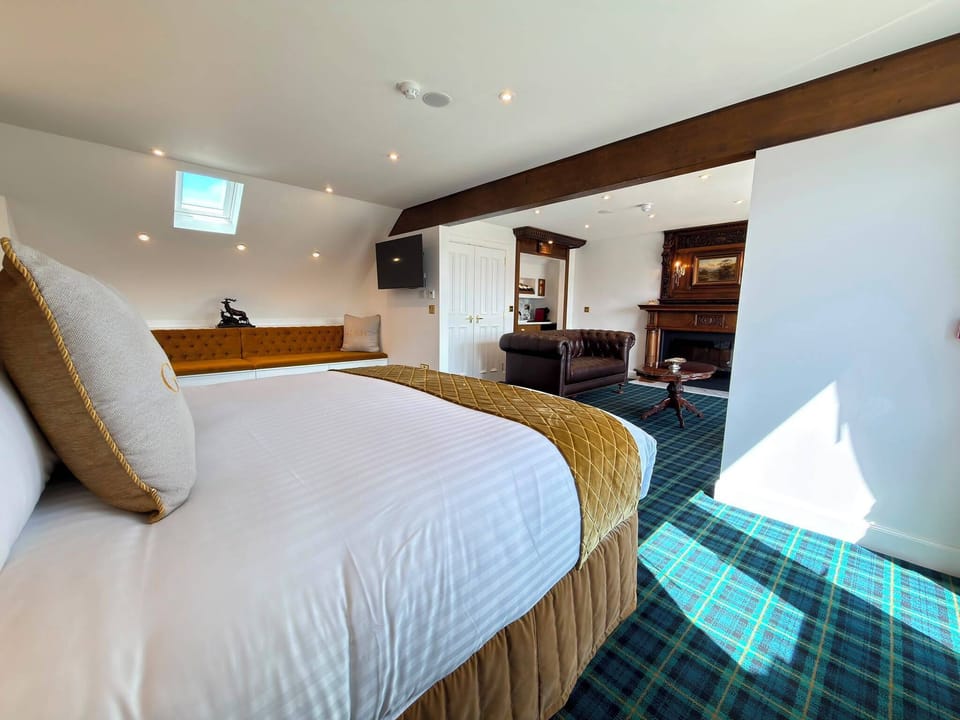 Suite | Desk, WiFi (free), bed sheets