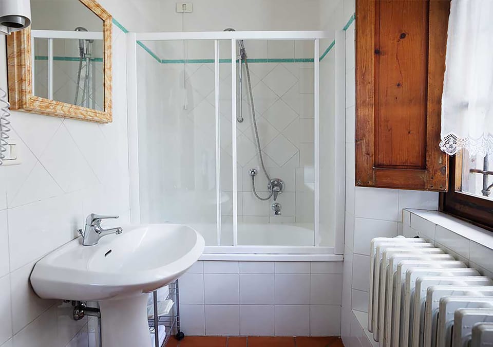 Combined shower/tub, designer toiletries, hair dryer, bidet