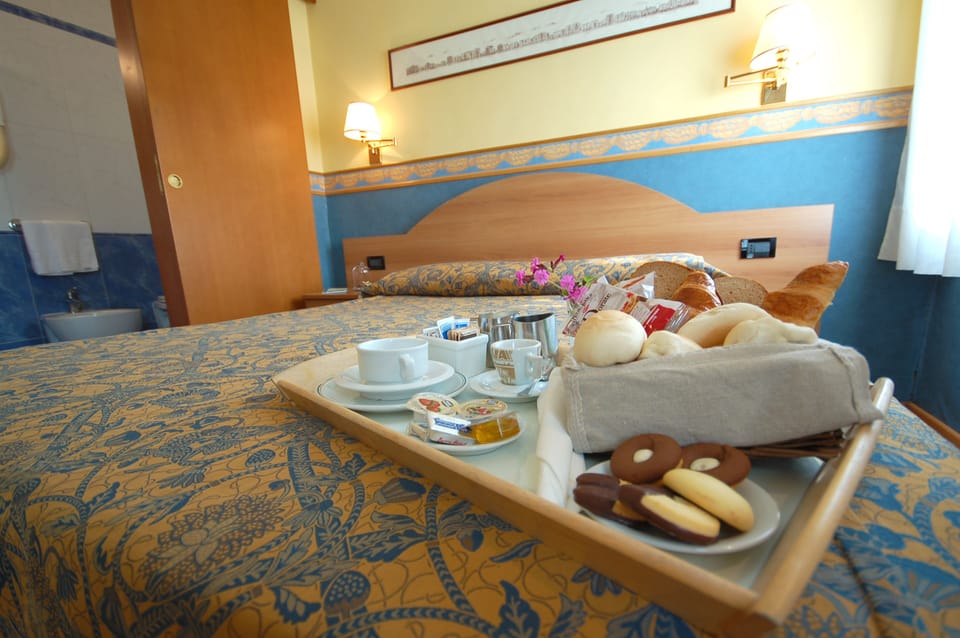 Double Room, 2 Twin Beds, Garden View | Room service - dining