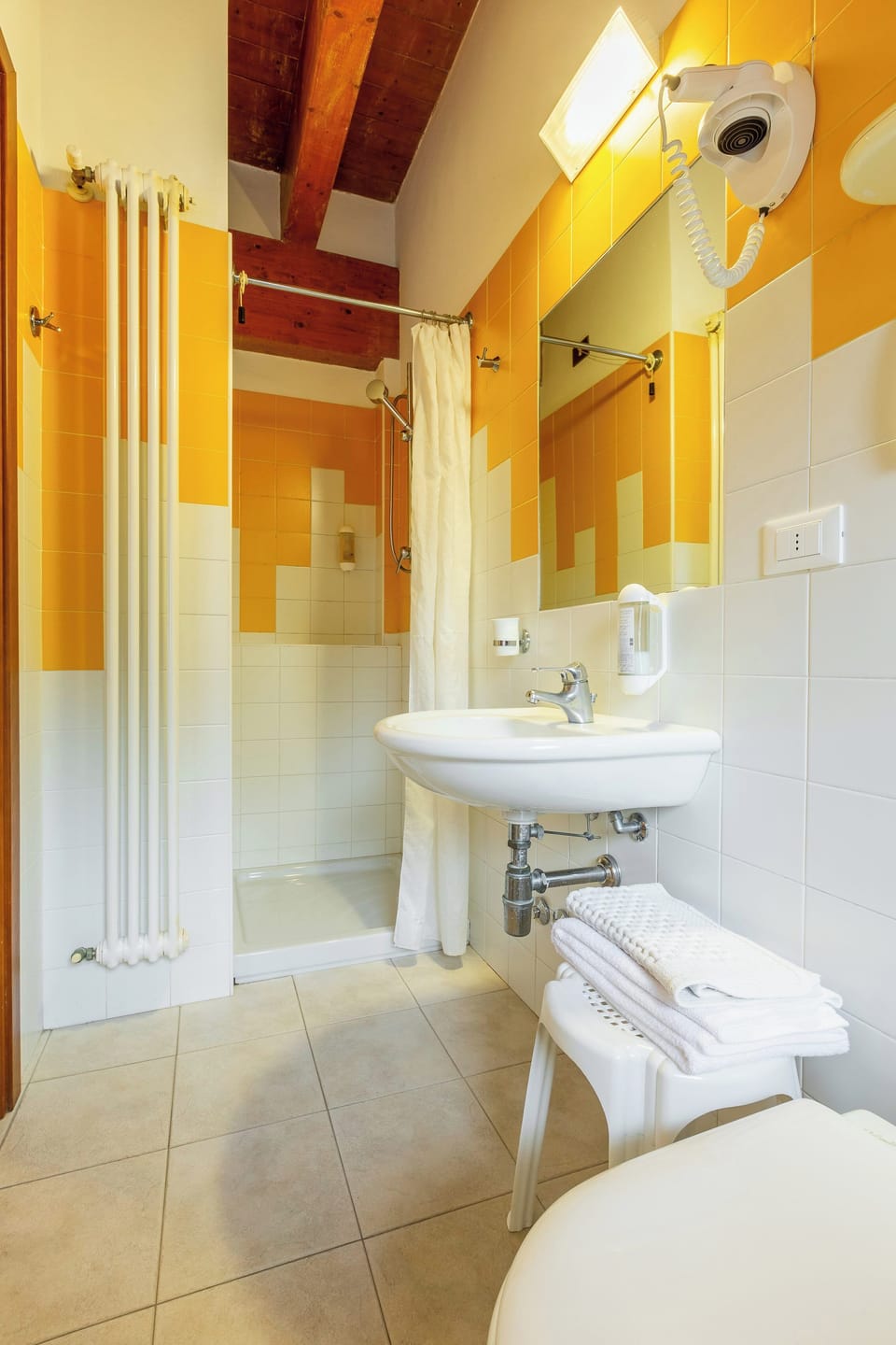 Superior Single Room, 1 Bedroom, Balcony | Bathroom | Shower, hair dryer, bidet, towels