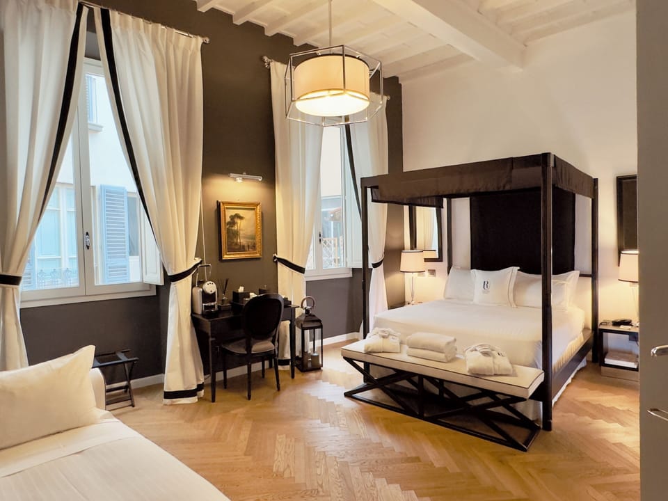 Deluxe Room | Minibar, in-room safe, desk, blackout drapes
