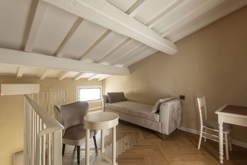 Superior Room | Living area | TV