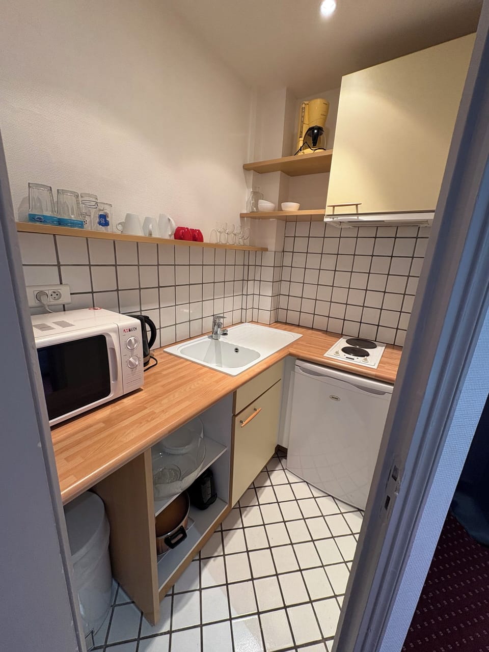 Standard Suite, 1 Double Bed, City View | Private kitchen