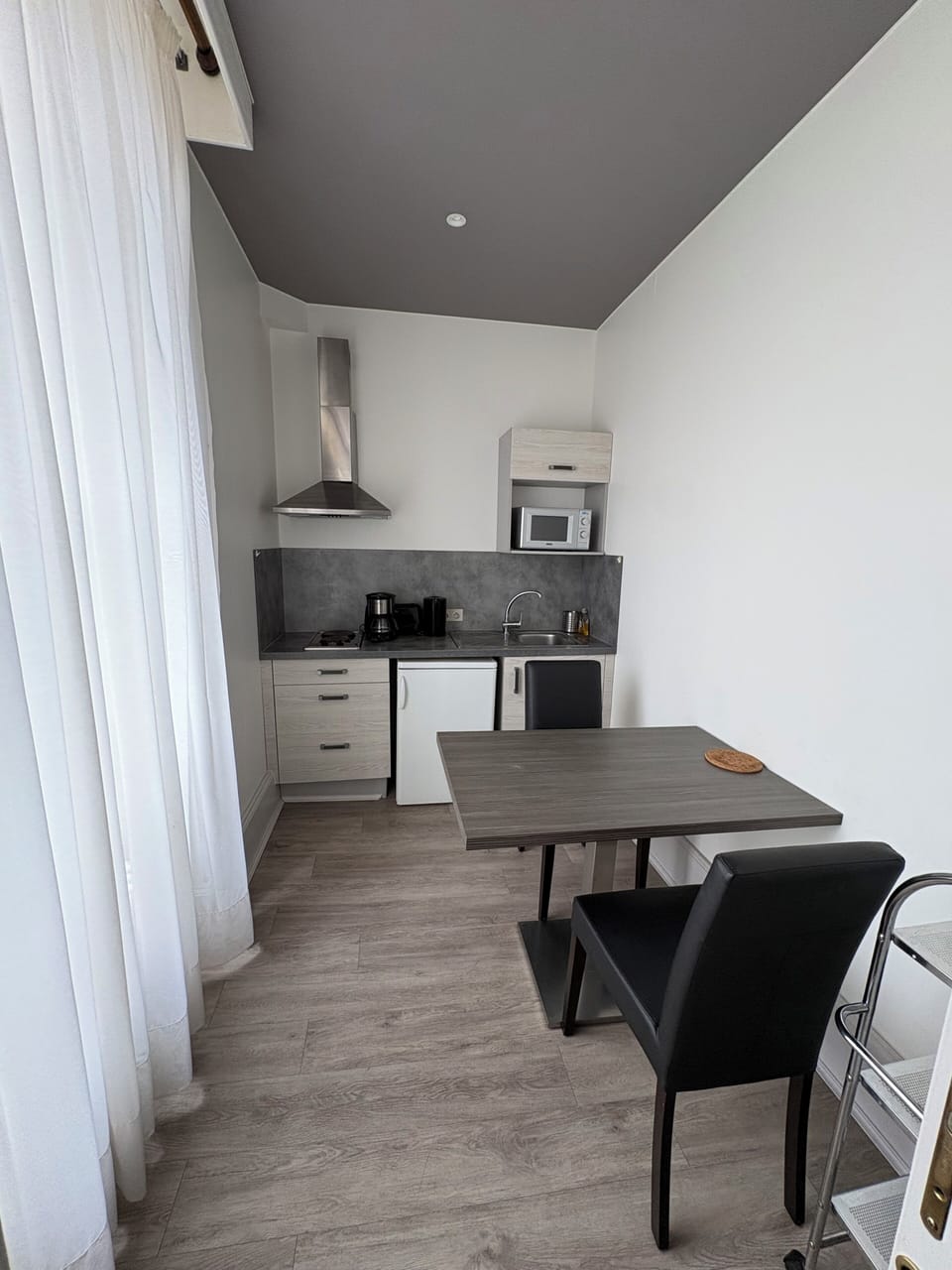 Standard Room, 1 Double Bed, City View | Private kitchen