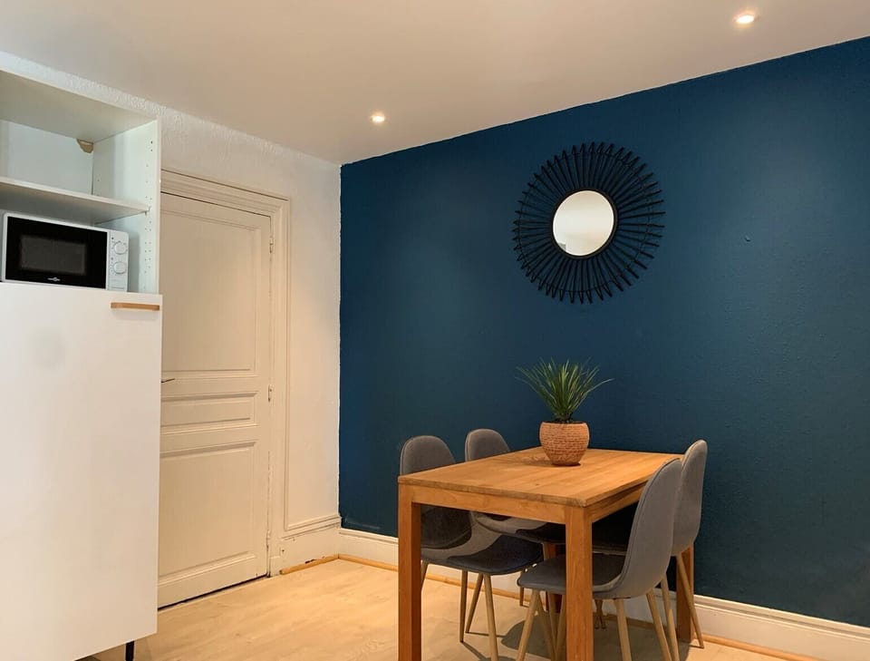 Basic Apartment | In-room safe, desk, laptop workspace, soundproofing
