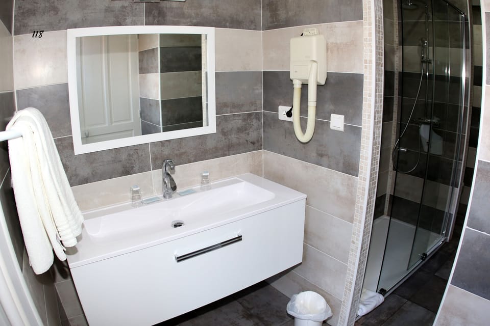 Shower, rainfall showerhead, free toiletries, hair dryer