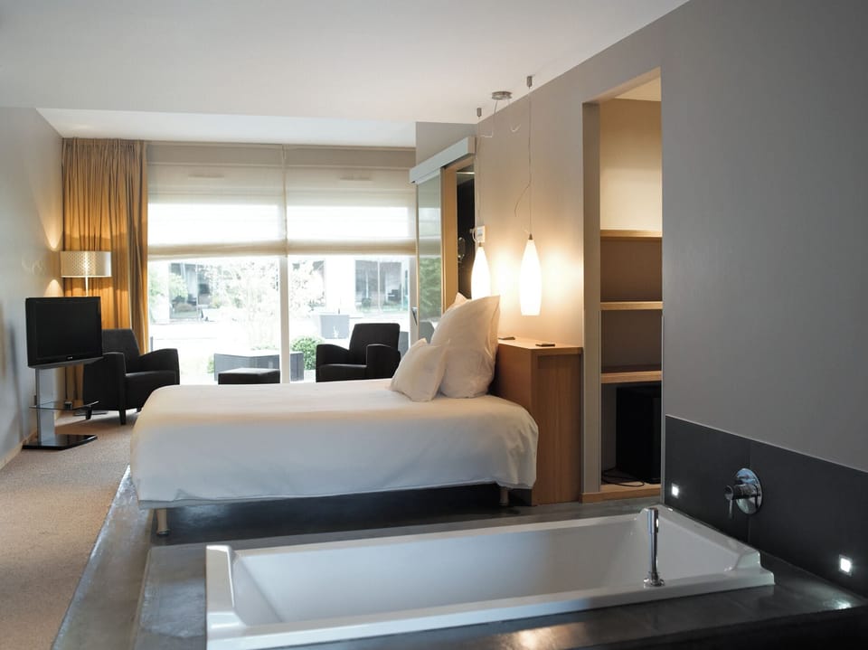 Design Double Room | Minibar, in-room safe, desk, blackout drapes