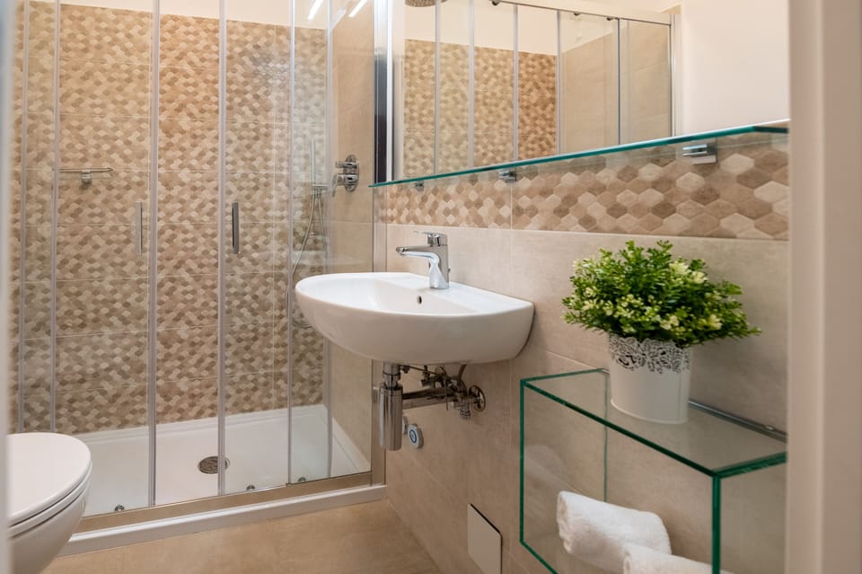 Shower, free toiletries, hair dryer, bidet