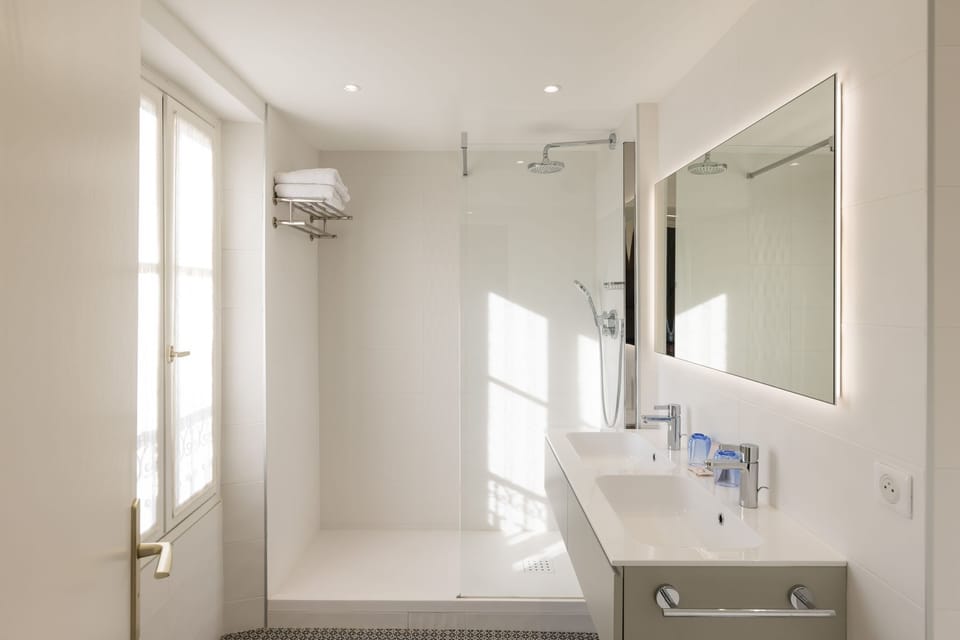 Classic Room, Terrace (Single) | Bathroom | Shower, free toiletries, hair dryer, towels