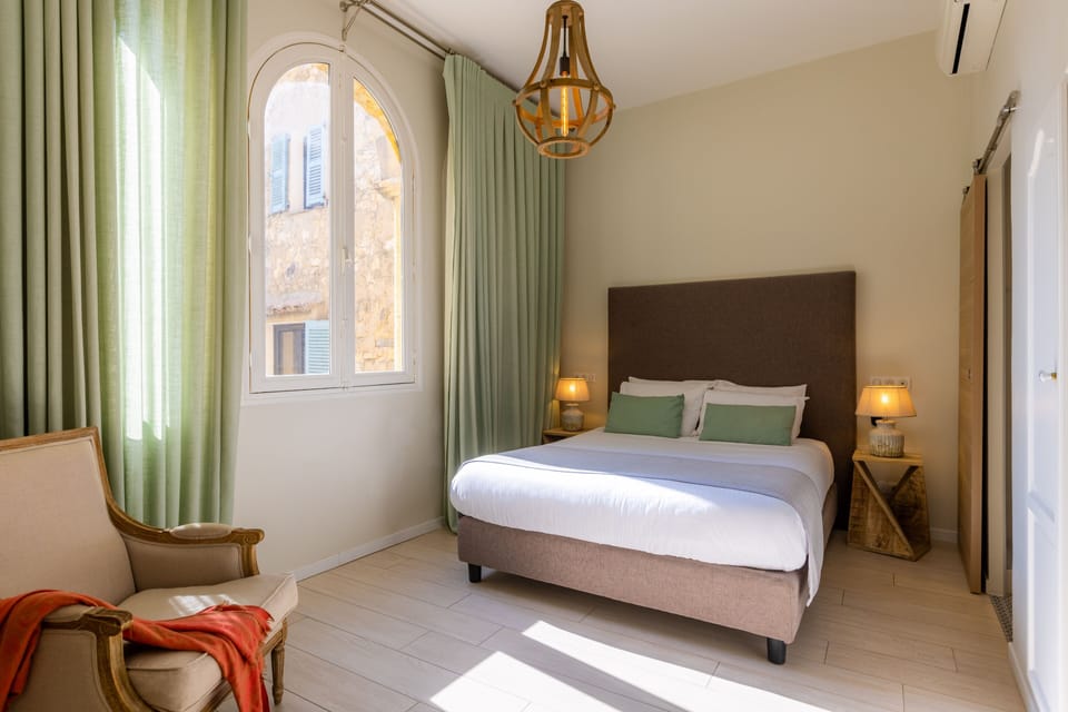 Prestige Room | Minibar, in-room safe, individually furnished, desk