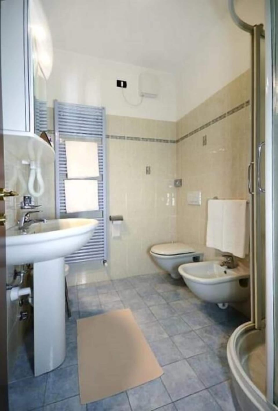 Comfort Double Room, Annex Building | Bathroom | Shower, free toiletries, hair dryer, bidet
